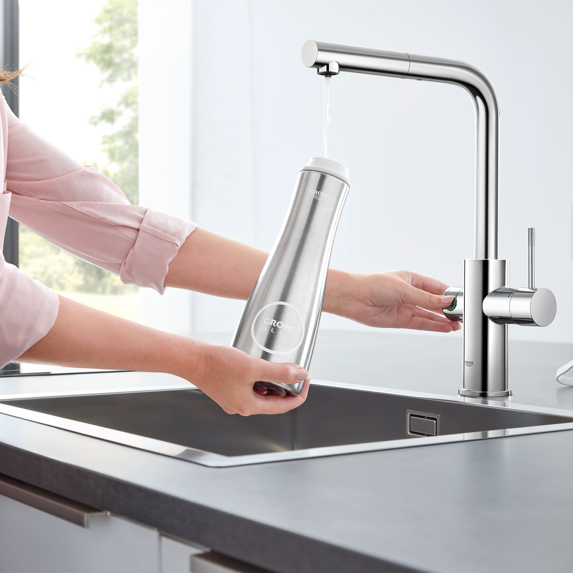 Single-Handle Pull-Out Kitchen Faucet Single Spray 1.75 GPM With Chilled & Sparkling Water